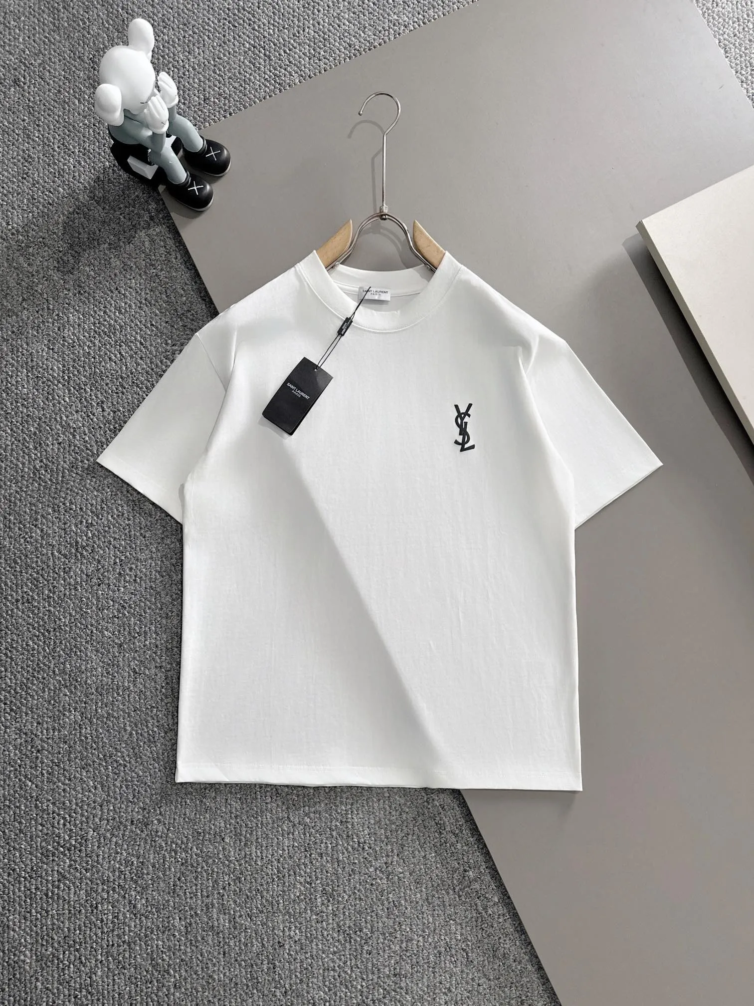 P180 Yves Saint Laurent* 2꯭0꯭2꯭5 new spring and summer model ❤️ Original ⌚️ high version The fabric is made of 270 grams of high-density pure cotton. No deformation or shrinkage. Process introduction: double line movement, three-dimensional adhesive printing on the chest + three-dimensional adhesive printing on the back panel. Color: White SIZE: S-XXL